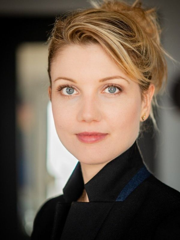 Nicki Clyne l