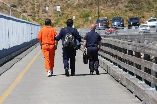 Keith Raniere chose to go to Mexico while the FBI were investigating him. He was arrested in Mexico and very speedily deported to the USA. While the photo above is not Raniere, it is true that at some point he was transferred from Mexican to US custody, not unlike what is depicted in this photograph.