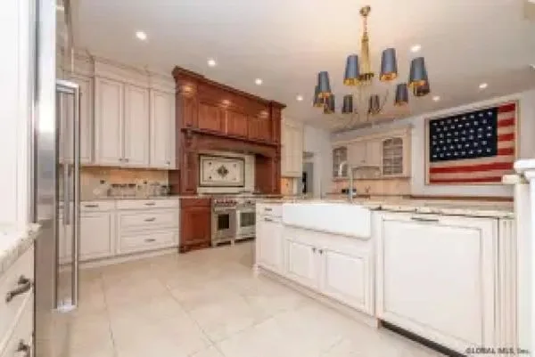 Sara Bronfman traditional style kitchen