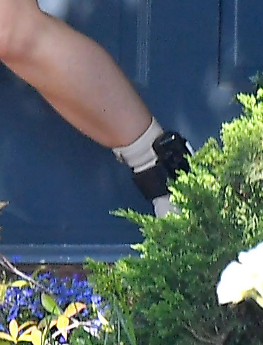 Allison Mack Ankle Monitor Photos Used to Demonstrate Silly Conspiracy Theories