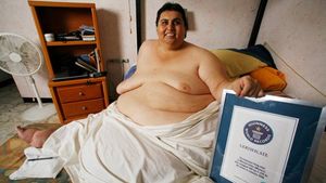 The late Manuel Uribea, formerly of Monterrey Mexico, weighed 1,235 in 2006. He took to dieting and lost 395 pounds, slimming down to 840 pounds in 2007, but lamentably gained 150 pounds back, weighing 980 pounds by March 2012. He was on the Zone Diet and, had he not passed away from morbid obesity at age 48, he could tell many people the secrets of losing weight since few ever lost as much as he did.