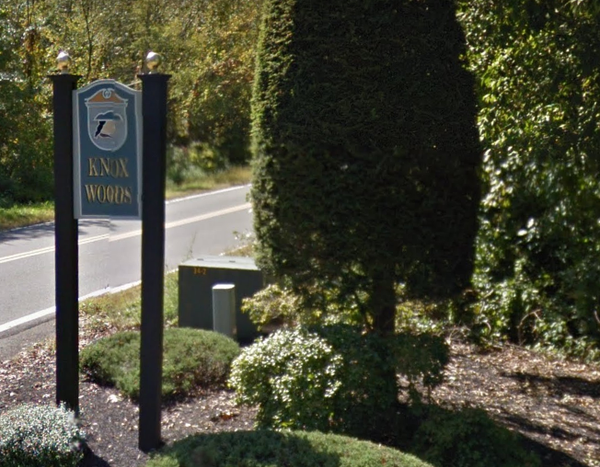 Sign showing entry into Knox Woods