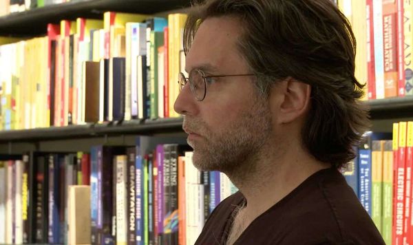 Keith Raniere in his library where the hard drive with Cami's nude photos were allegedly found.  Were they tampered with by the FBI?
