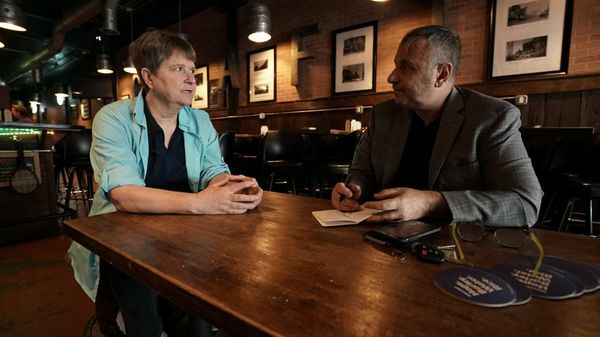 Frank Parlato talks with former NXIVM insider Susan Dones in “The Lost Women of NXIVM,” a 2019 TV program that Parlato hosted. Dones is among the many figures in the cult-like group's story who have asked a federal judge to show mercy on Parlato. (Aimee Buck/Investigation Discovery)