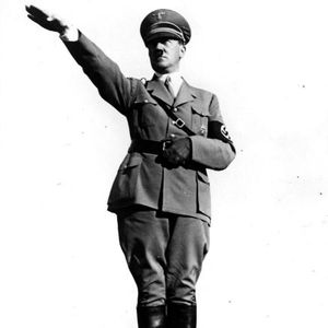 Hitler-Salute-1935