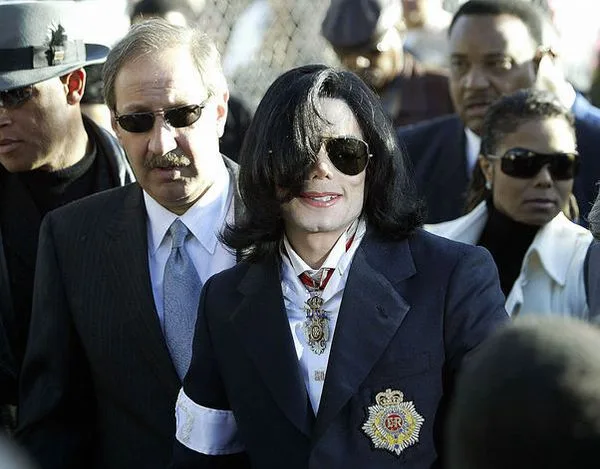 Michael Jackson (C), with his lawyer Mark Geragos (L) and his sister, singer Janet Jackson (R), arriving for the US pop star's arraignment on child molestation charges at the courthouse in Santa Maria, California. Photo credit HECTOR MATA/AFP/Getty Images)
