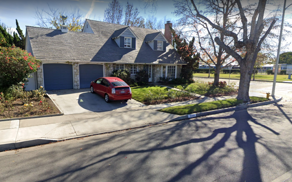 Allison Mack loves in Los Alamitos, Orange County California. She is under home arrest awaiting her sentencing.